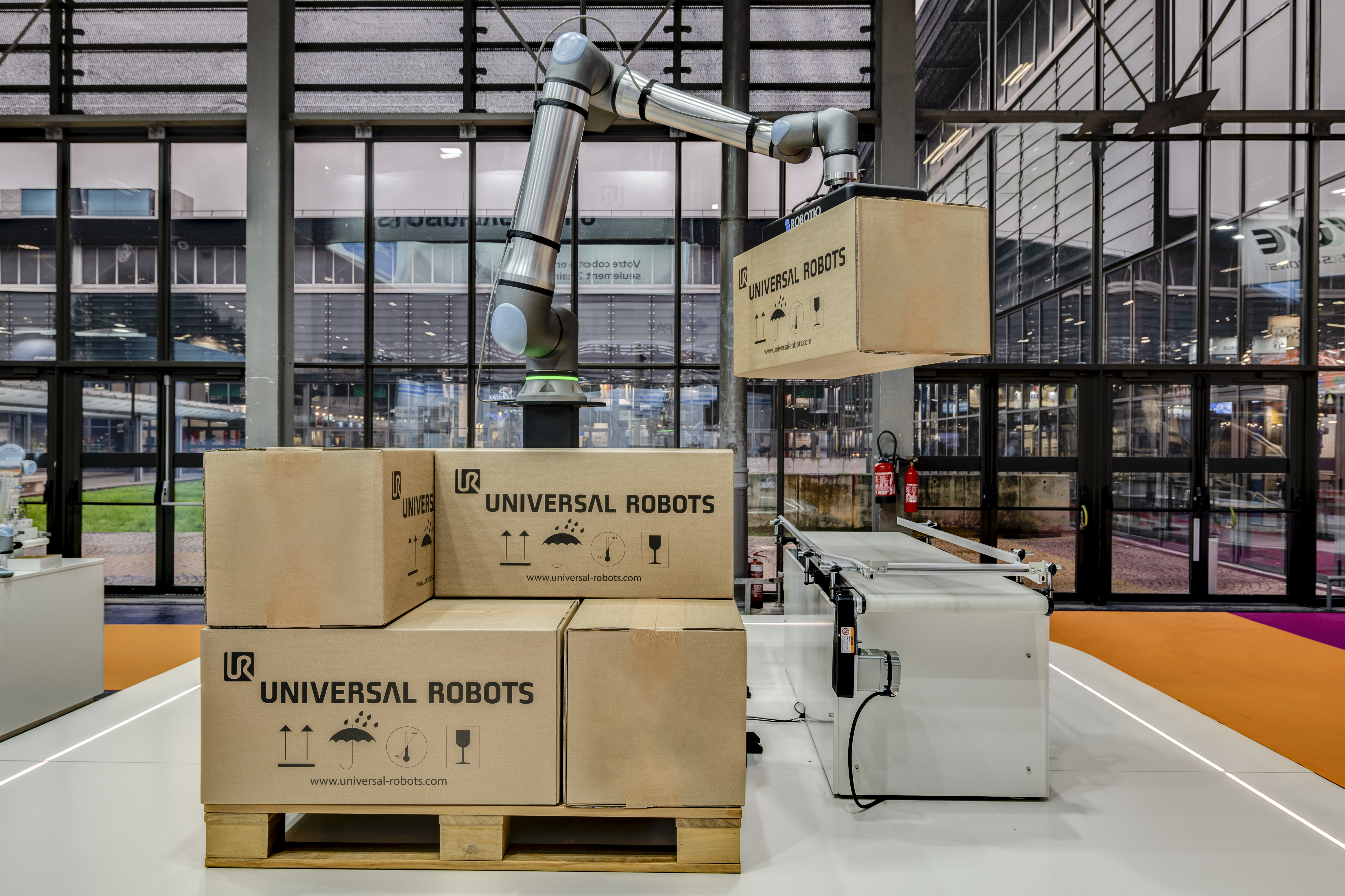 Universal Robots thumbnail 2